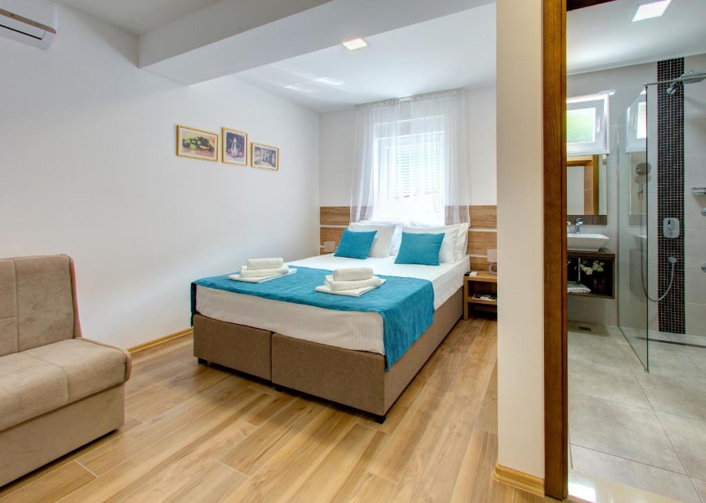 Double Room — Villa Floris